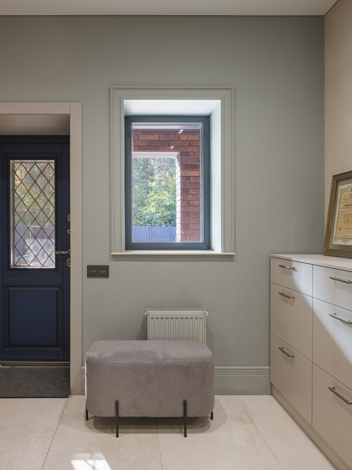 Кухня-гостиная с камином в коттедже Малая Царевщина