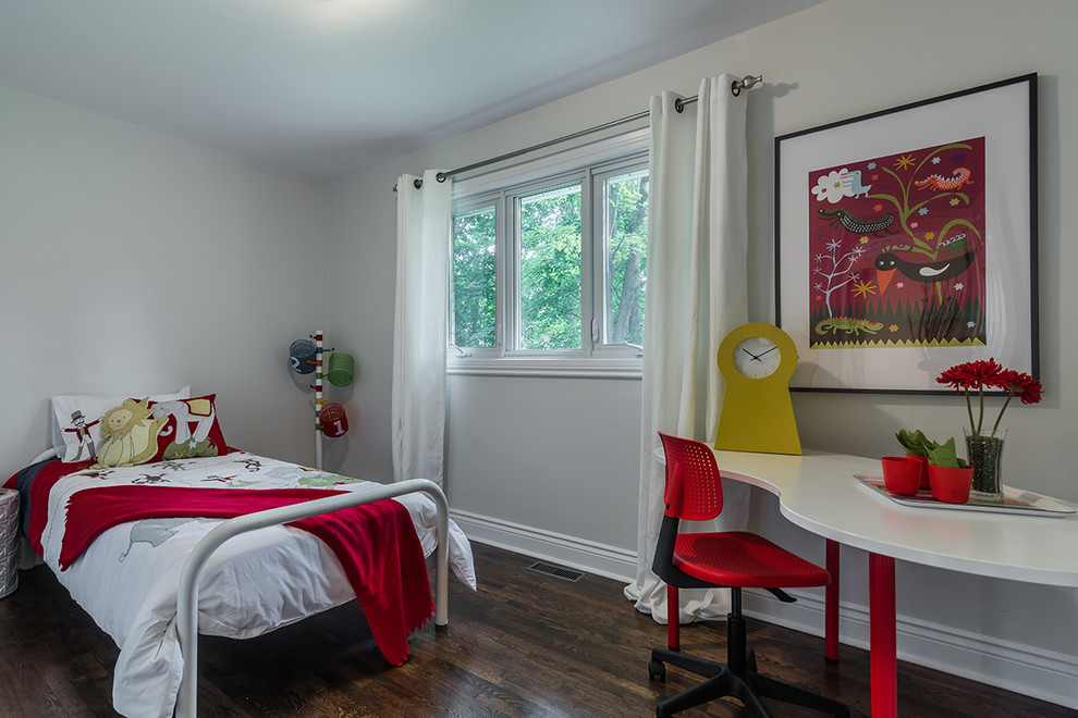Inspiration for a mid-sized contemporary kids' room in Montreal with beige walls and medium hardwood floors.