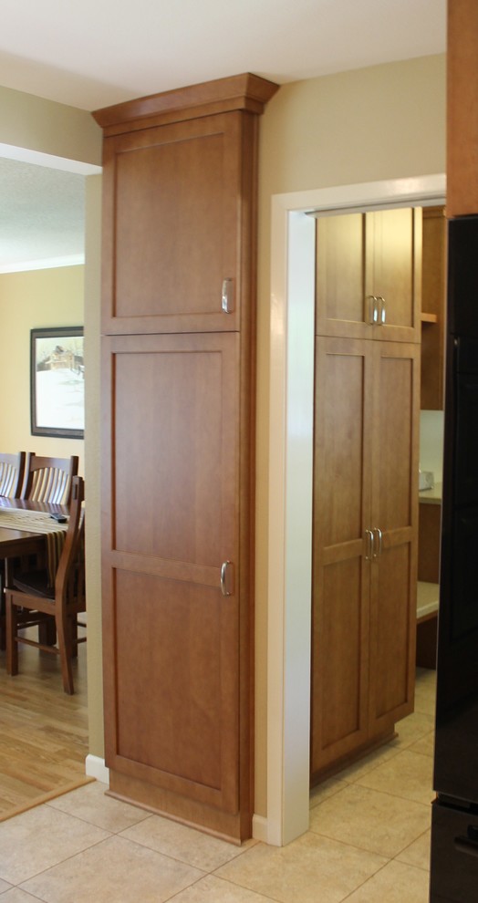 Example of a mid-sized transitional u-shaped eat-in kitchen design with shaker cabinets, medium tone wood cabinets, quartzite countertops and a peninsula
