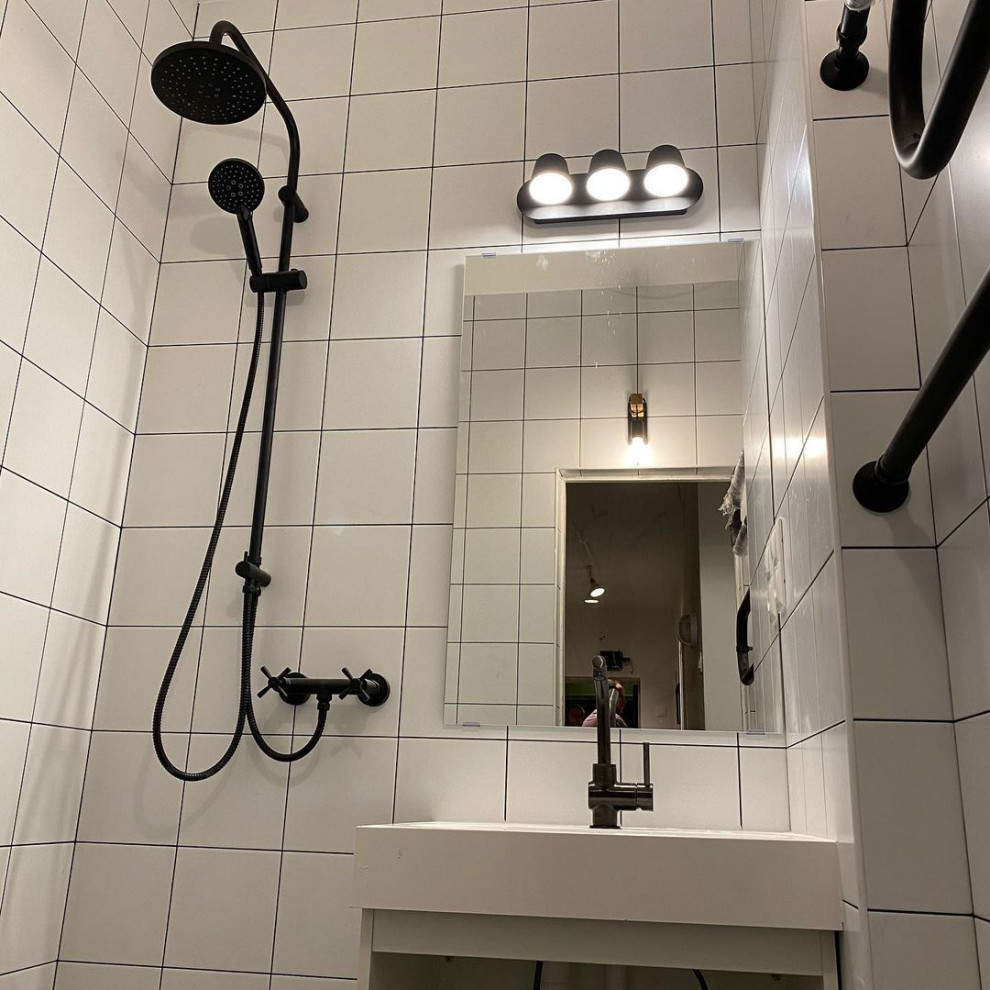 Источник вдохновения для домашнего уюта: ванная комната в современном стиле с душевой комнатой, белой плиткой и открытым душем