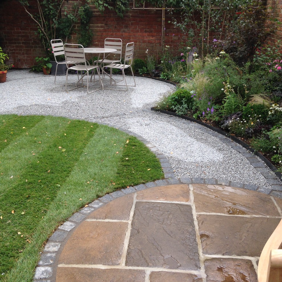 Inspiration for a contemporary back garden wall in Other with gravel.