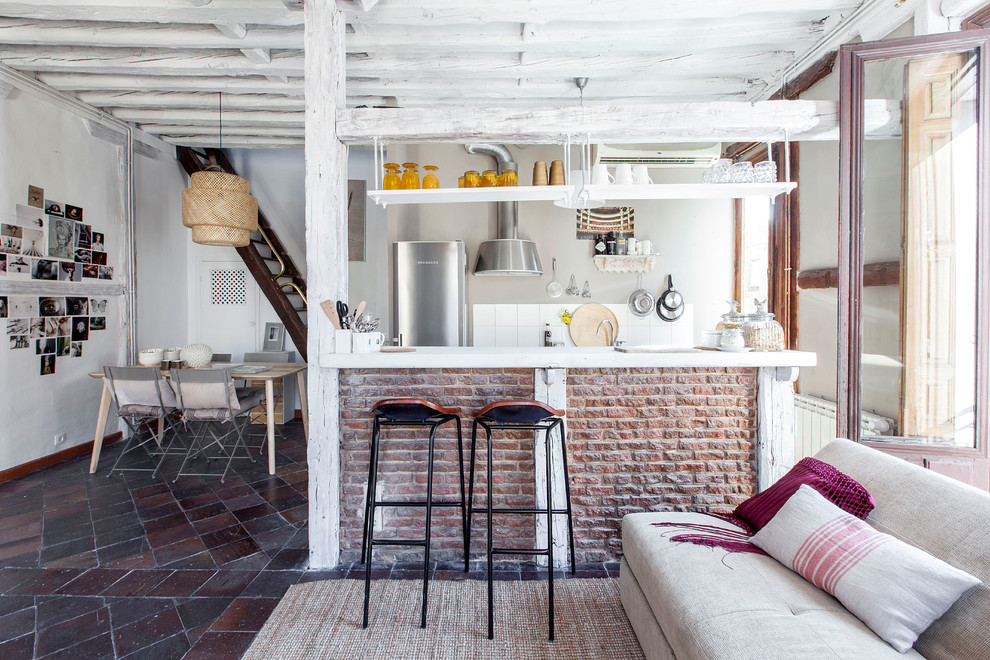This is an example of an eclectic kitchen in Madrid.