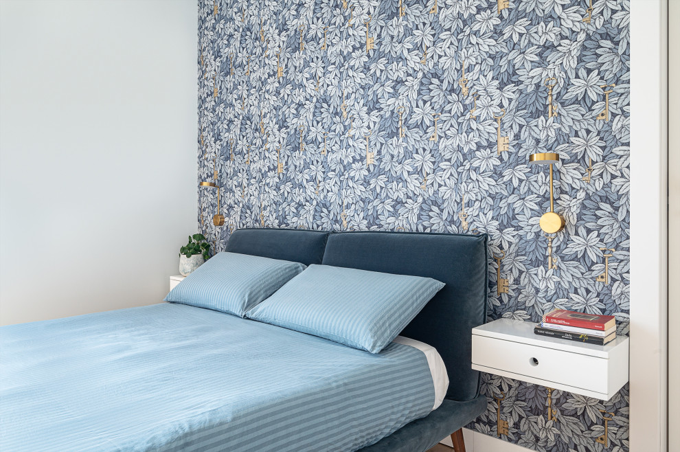 Inspiration pour une chambre parentale design de taille moyenne avec un mur bleu, parquet clair et aucune cheminée.