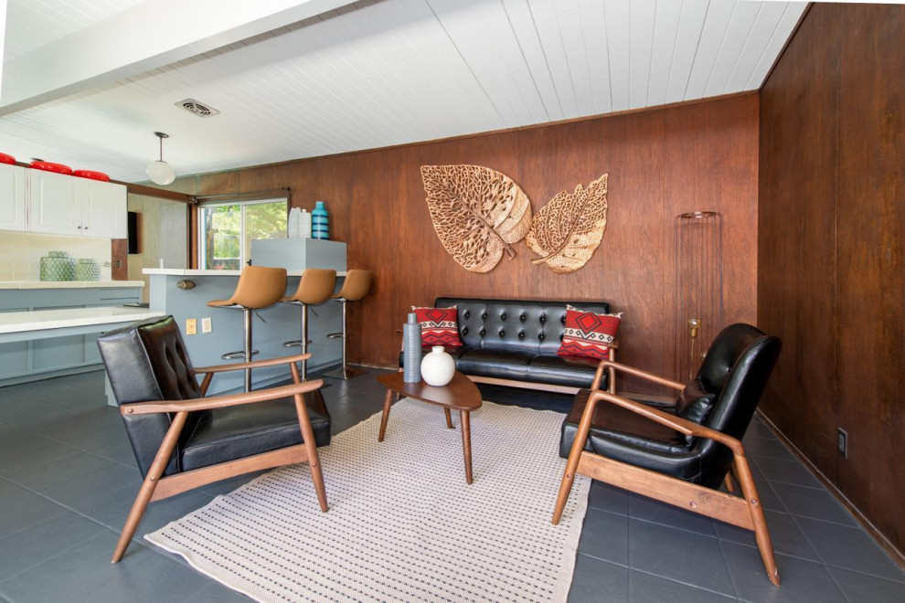 Свежая идея для дизайна: маленькая открытая гостиная комната в стиле ретро с коричневыми стенами, бетонным полом, серым полом, потолком из вагонки и деревянными стенами для на участке и в саду - отличное фото интерьера