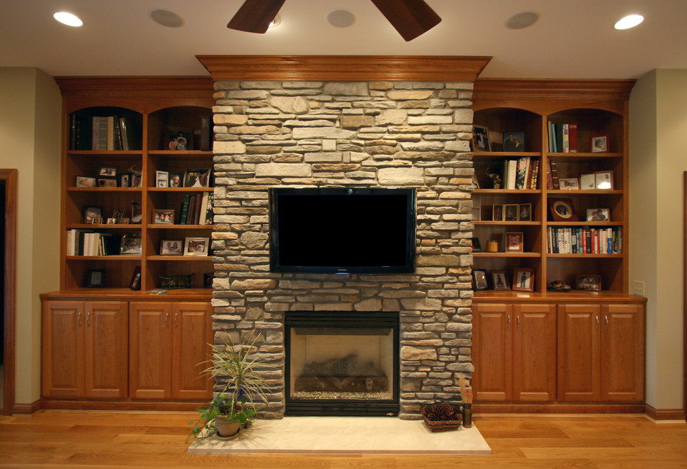 Example of a transitional home design design in Cincinnati