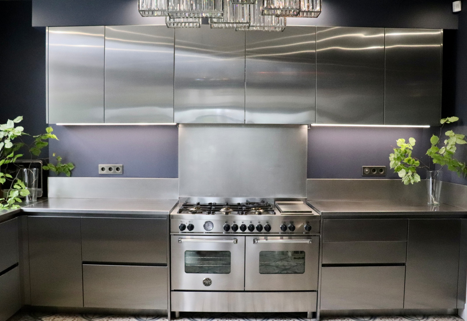 Основная кухня в доме в английском стиле, поселок Park Ville