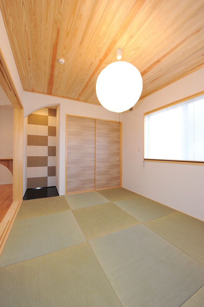 他の地域にあるおしゃれなファミリールームの写真