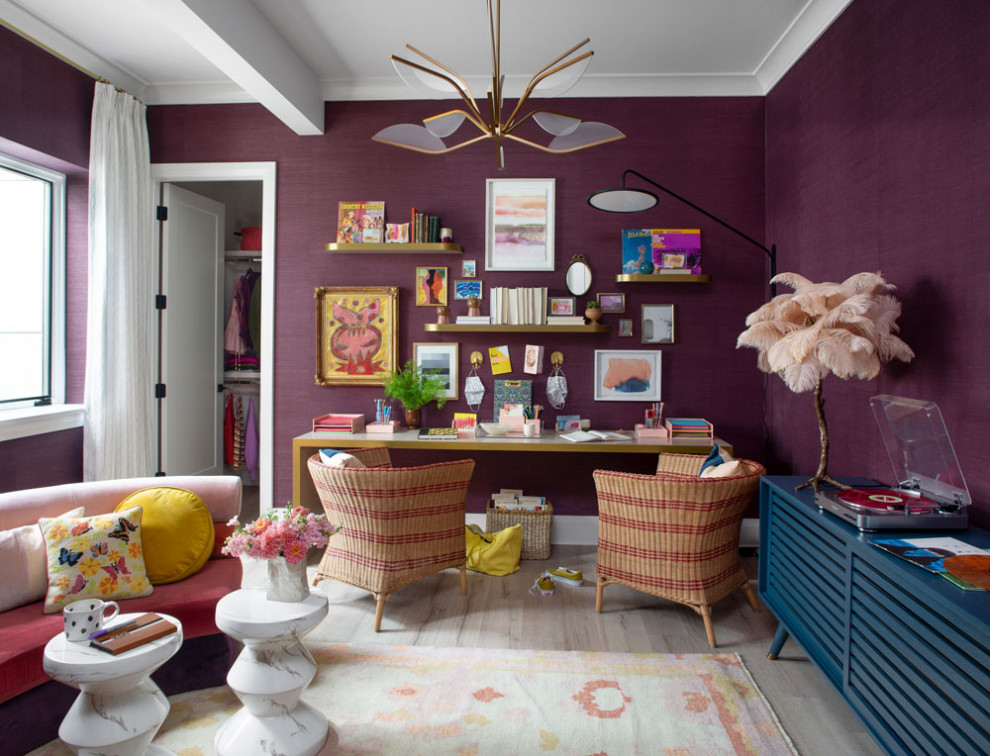 Идея дизайна: кабинет среднего размера в стиле модернизм с фиолетовыми стенами и отдельно стоящим рабочим столом