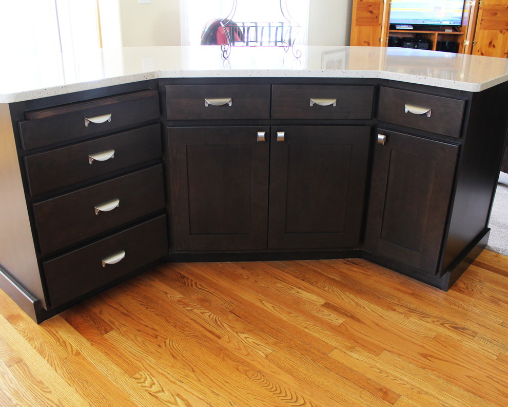Mid-sized transitional l-shaped light wood floor eat-in kitchen photo in Boise with an undermount sink, shaker cabinets, white cabinets, quartz countertops, beige backsplash, terra-cotta backsplash, stainless steel appliances and an island