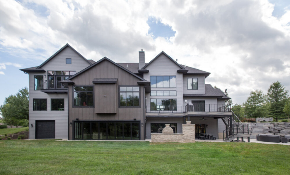 Dreistöckiges Modernes Haus mit grauer Fassadenfarbe, Halbwalmdach, Misch-Dachdeckung, grauem Dach und Verschalung in Cedar Rapids