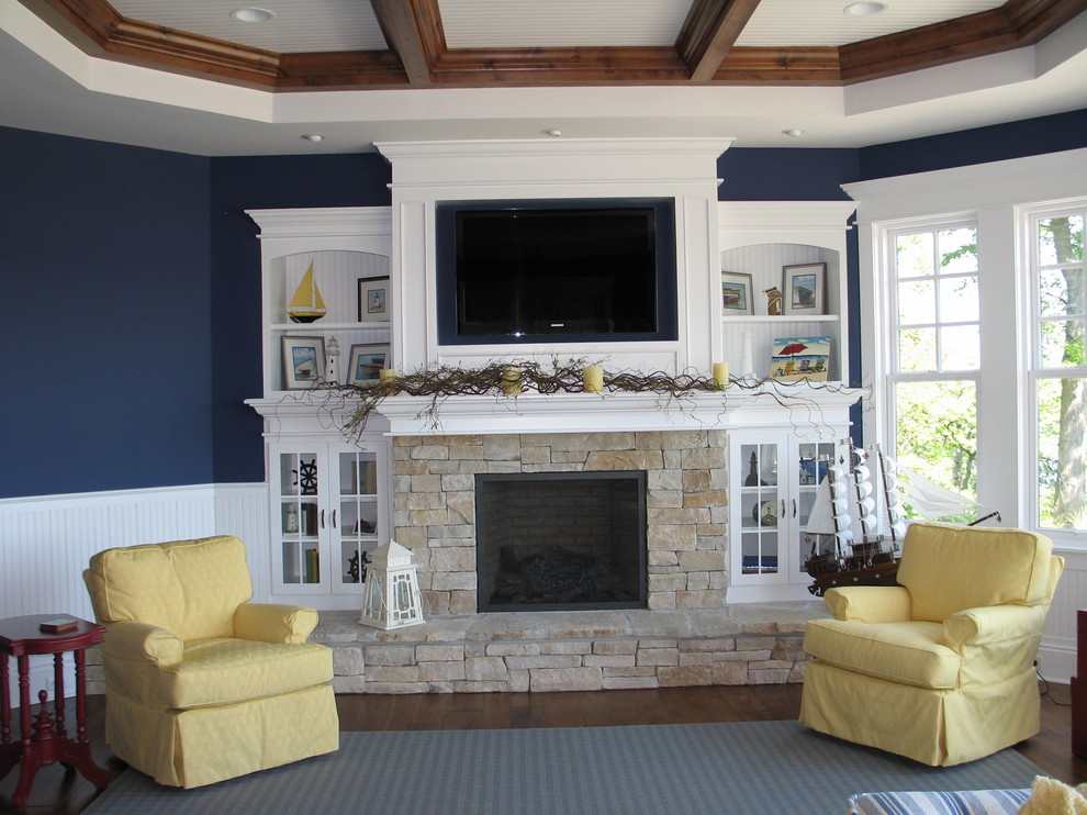 This is an example of a traditional family room in Milwaukee.