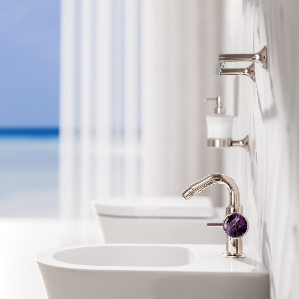 Immagine di una stanza da bagno minimal con bidè, piastrelle bianche, pareti bianche e pavimento bianco