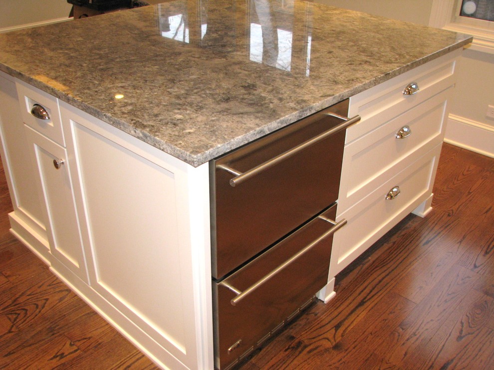 Example of a transitional l-shaped eat-in kitchen design in Chicago with an undermount sink, shaker cabinets, white cabinets, granite countertops, stone slab backsplash and stainless steel appliances