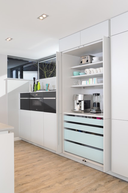 Hinter dem großen Schrank verbirgt sich Geschirr und Espressomaschine - Modern - Küche - Berlin - von Grambow & Widmer