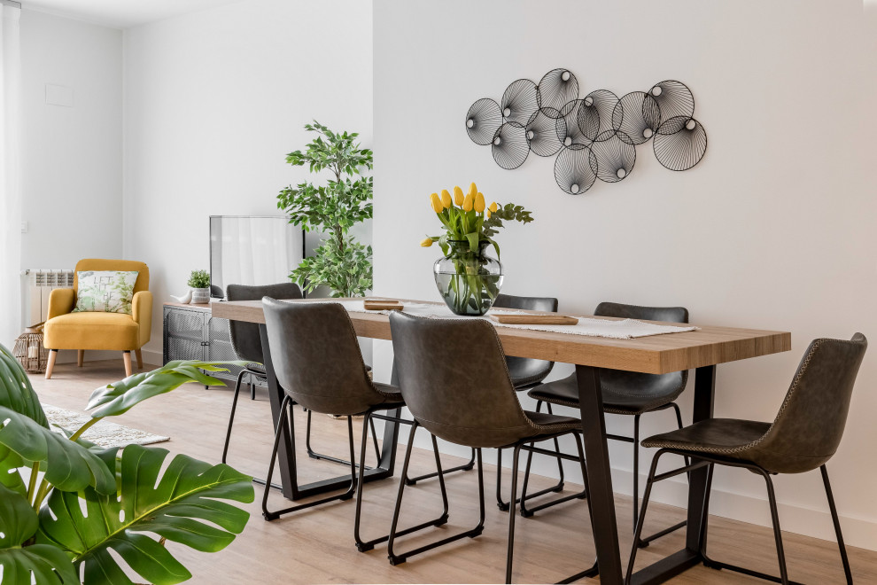 Idée de décoration pour une salle à manger design de taille moyenne avec parquet clair et un sol marron.