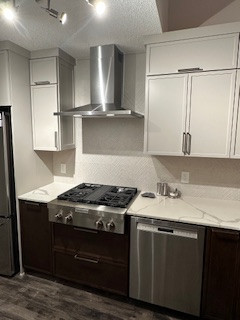 New cooktop and vented hood; chevron textured backsplash