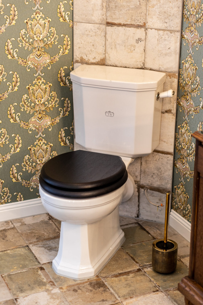 Пример оригинального дизайна: большая ванная комната в стиле лофт с отдельно стоящей ванной, открытым душем, раздельным унитазом, настольной раковиной, столешницей из дерева, нишей, тумбой под две раковины и напольной тумбой