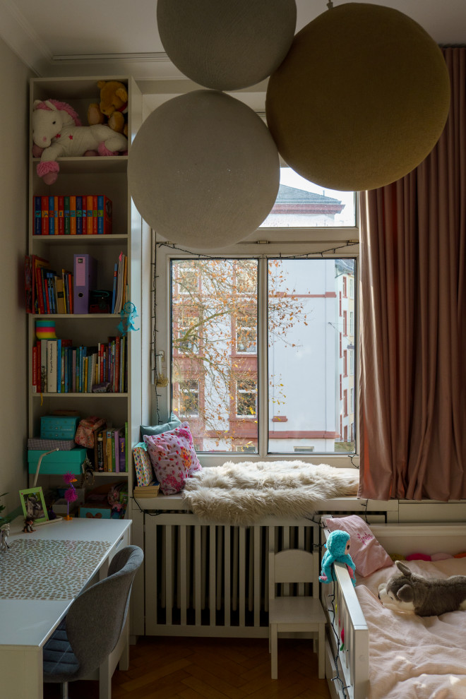 Kleines Eklektisches Mädchenzimmer mit Schlafplatz, rosa Wandfarbe und braunem Holzboden in Frankfurt am Main