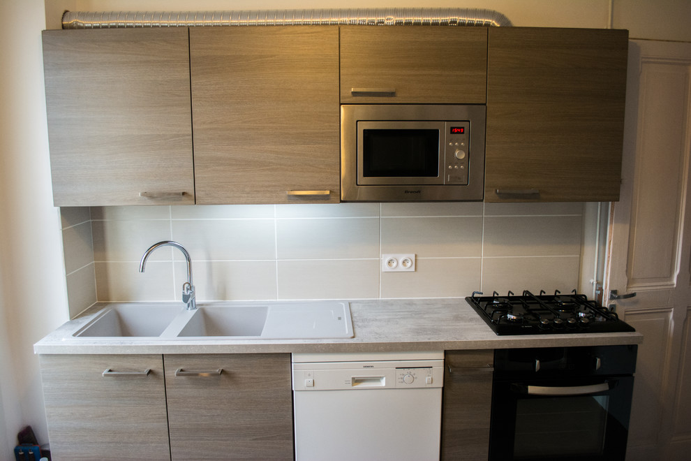 Idée de décoration pour cuisine in bois brun With un évier 2 bacs, un placard à porte affleurante, un plan de travail en stratifié, une crédence beige, une crédence en céramique, un électroménager noir, parquet clair, aucun îlot and un sol marron.
