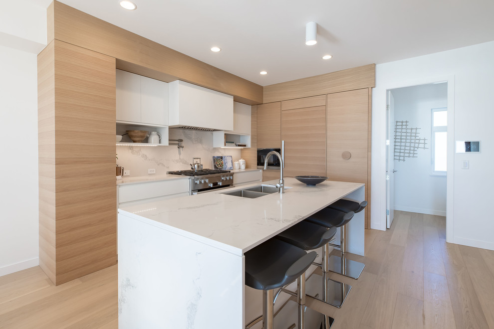 Transitional kitchen photo in Vancouver