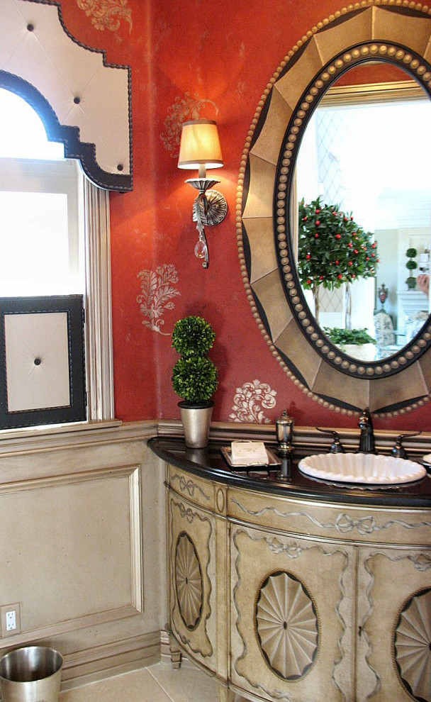 Immagine di un piccolo bagno di servizio boho chic con ante beige, pareti rosse, top in marmo, pavimento beige e top nero