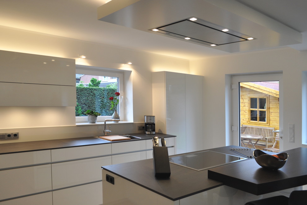 This is an example of a contemporary kitchen in Essen.