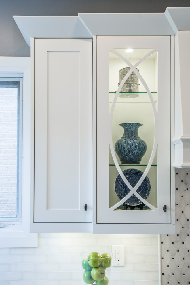 Kitchen - transitional kitchen idea in Toronto
