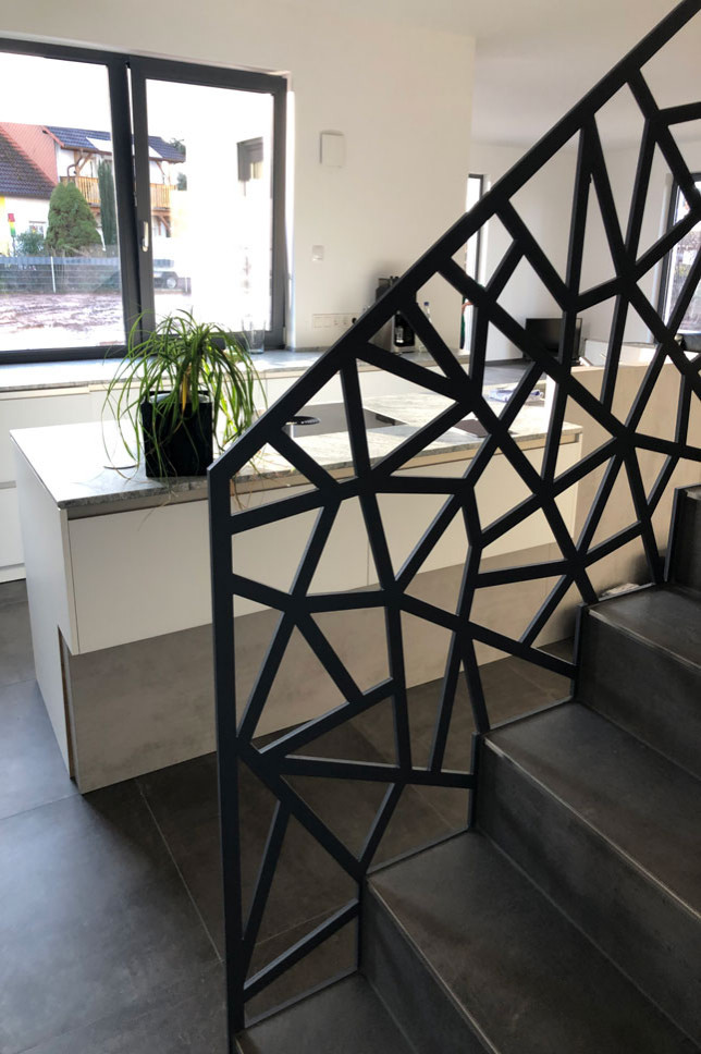Moderne Treppe mit Stahlgeländer in Sonstige
