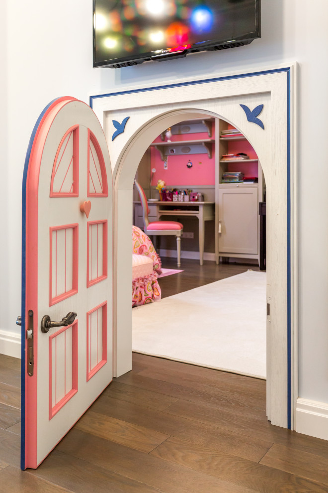 This is an example of a transitional kids' room in Moscow.