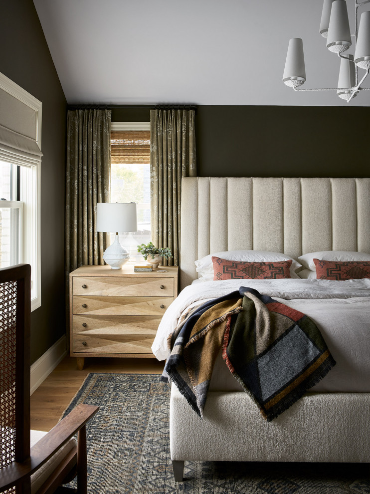 Idée de décoration pour une chambre tradition avec un mur vert, un sol en bois brun, un sol marron et un plafond voûté.