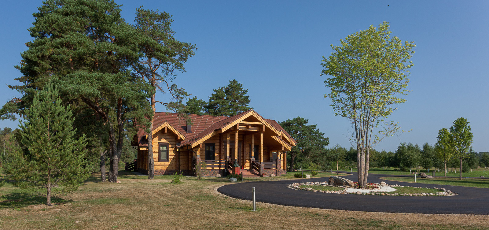 Деревянный дом в классическом стиле