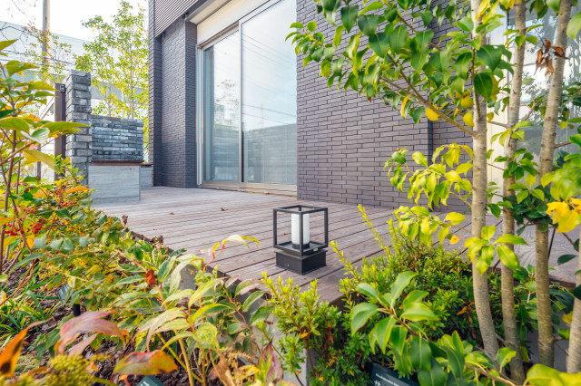 小林住宅　ABCハウジング ウェルビーみのお 第二展示場 moderno-terraza-y-balcon