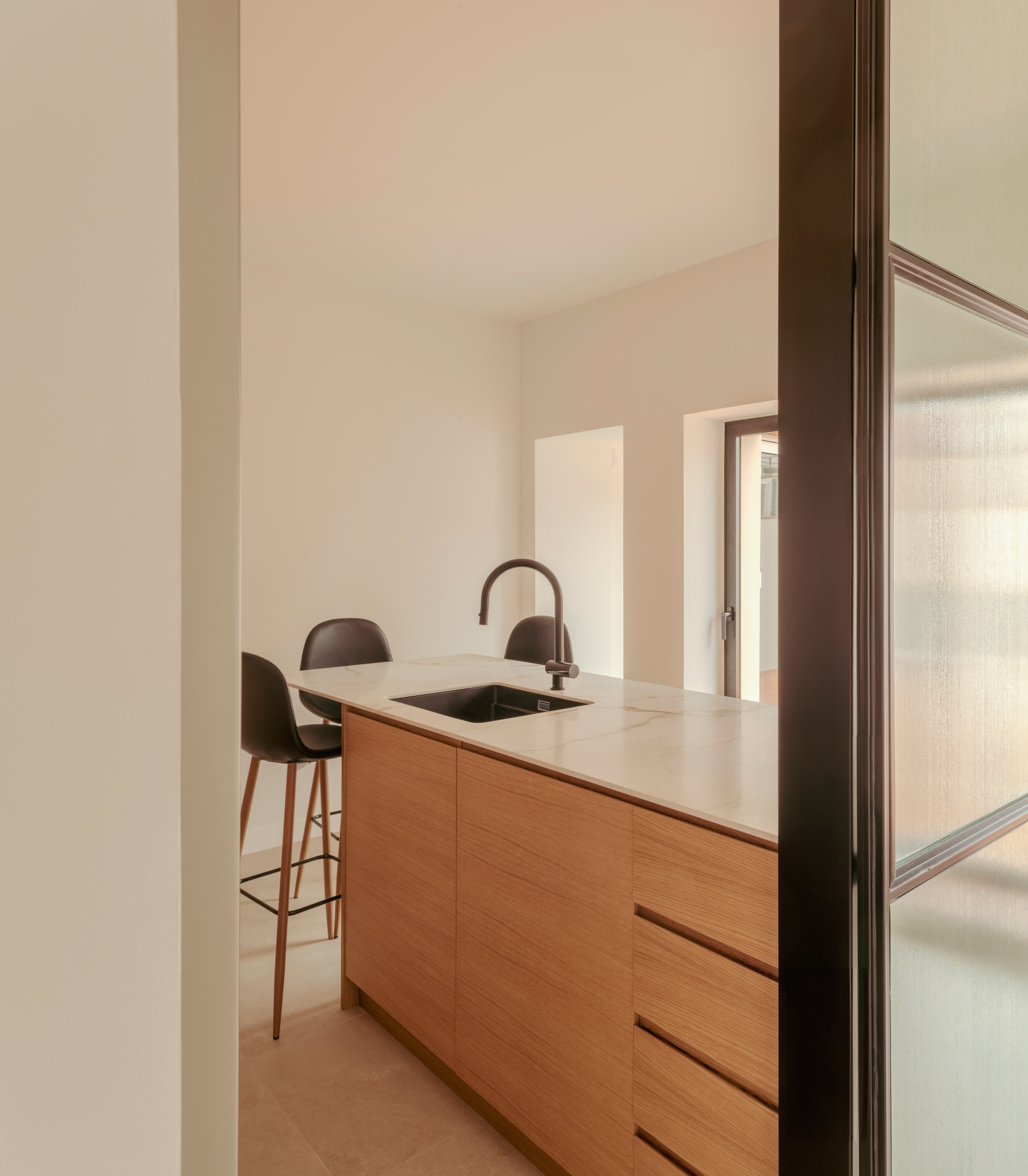 La cocina, vista desde uno de sus accesos