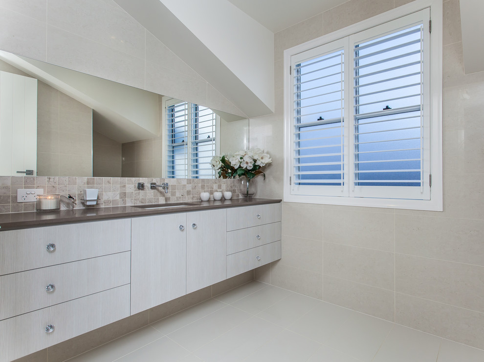 Inspiration for a contemporary bathroom in Brisbane.