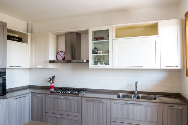Cucina ante con bugna, top Silestone modern-kueche