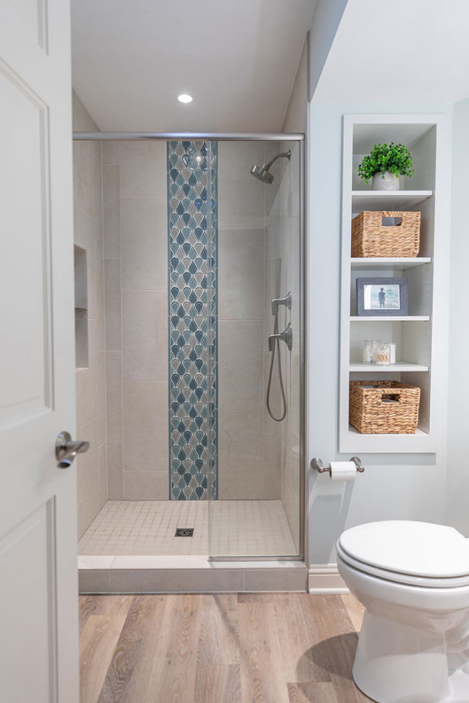 Idéer för mellanstora funkis flerfärgat badrum med dusch, med möbel-liknande, vita skåp, en dusch i en alkov, en toalettstol med separat cisternkåpa, beige kakel, porslinskakel, grå väggar, ett fristående handfat, beiget golv, dusch med skjutdörr och marmorbänkskiva