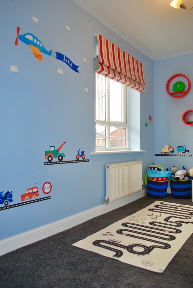 Mid-sized modern kids' bedroom in London with blue walls, carpet and grey floor for kids 4-10 years old and boys.