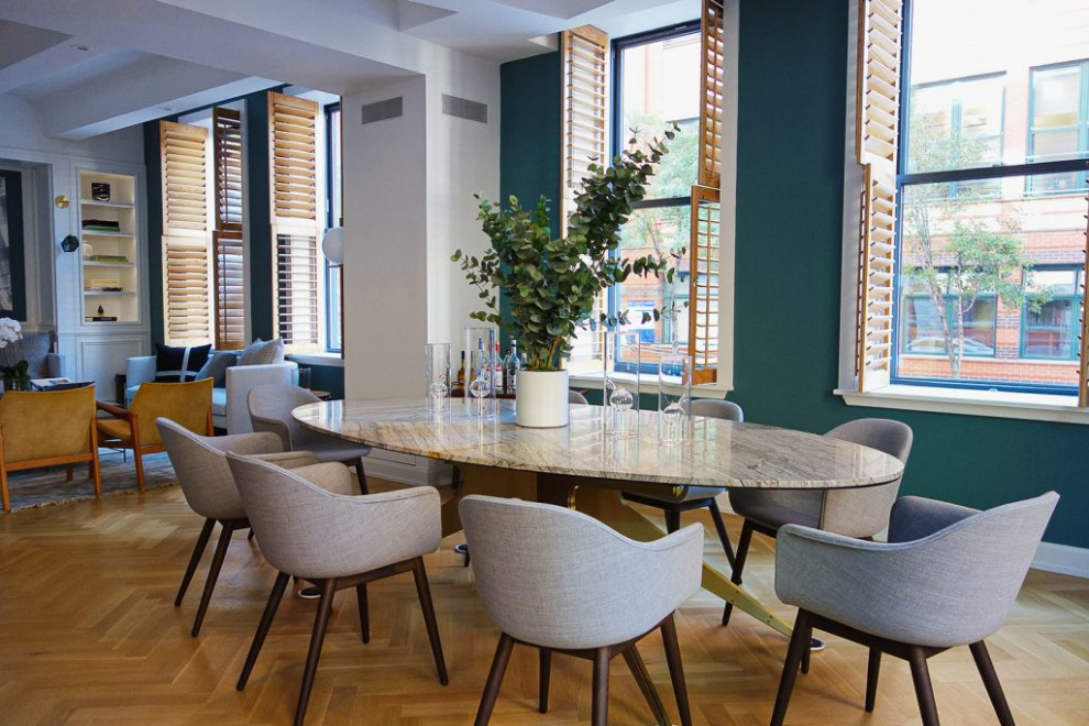Immagine di una grande sala da pranzo aperta verso il soggiorno moderna con pareti verdi, pavimento in legno massello medio, pavimento marrone e soffitto a volta