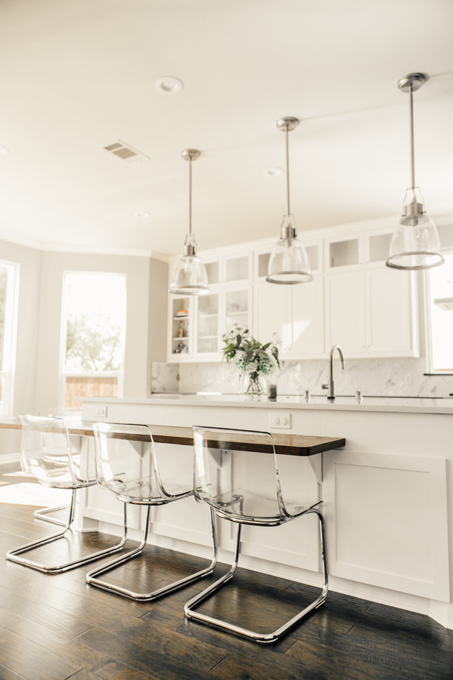 Kitchen - modern kitchen idea in Dallas