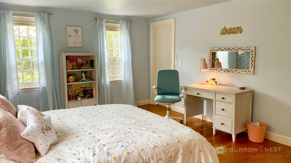 Mittelgroßes Landhaus Schlafzimmer mit blauer Wandfarbe, Deckengestaltungen und Tapetenwänden in Providence