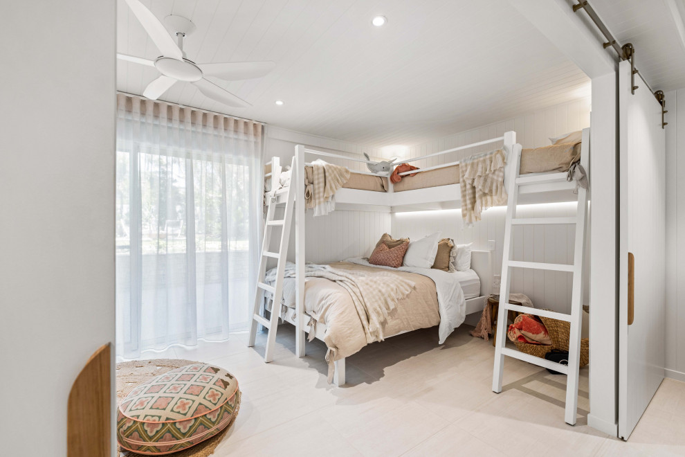 Idee per una piccola camera degli ospiti stile marinaro con pareti bianche, pavimento in gres porcellanato, pavimento bianco e pareti in perlinato