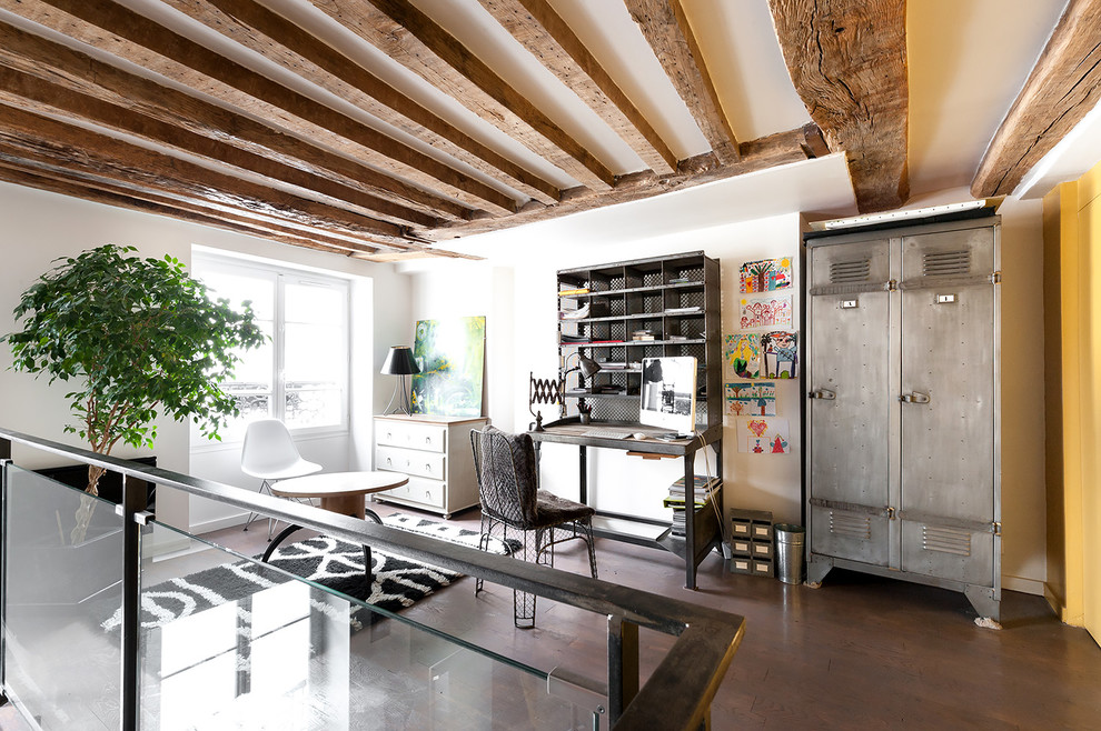 Design ideas for an industrial home office in Paris.