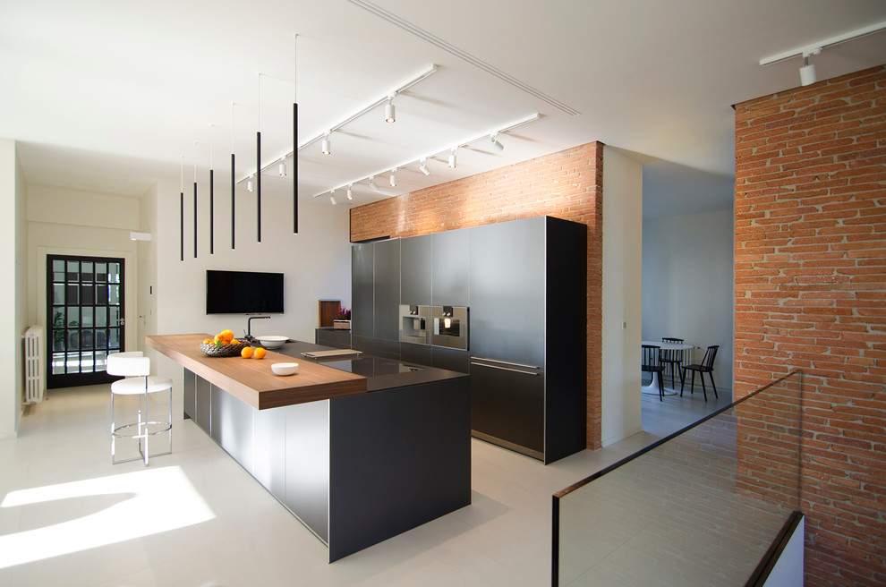 Immagine di una cucina contemporanea di medie dimensioni con ante lisce, ante nere e elettrodomestici in acciaio inossidabile