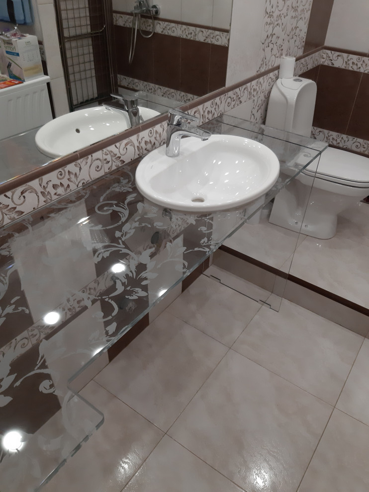 Inspiration for a mid-sized transitional bathroom in Yekaterinburg with beige tile, ceramic tile, beige walls, ceramic floors, an undermount sink, glass benchtops and beige floor.
