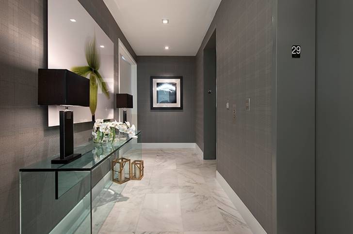 Example of a transitional entryway design in Miami