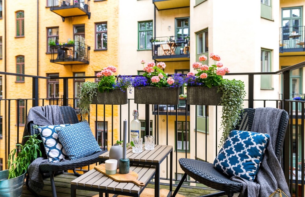 Small scandinavian balcony in Stockholm with no cover and metal railing for for apartments.