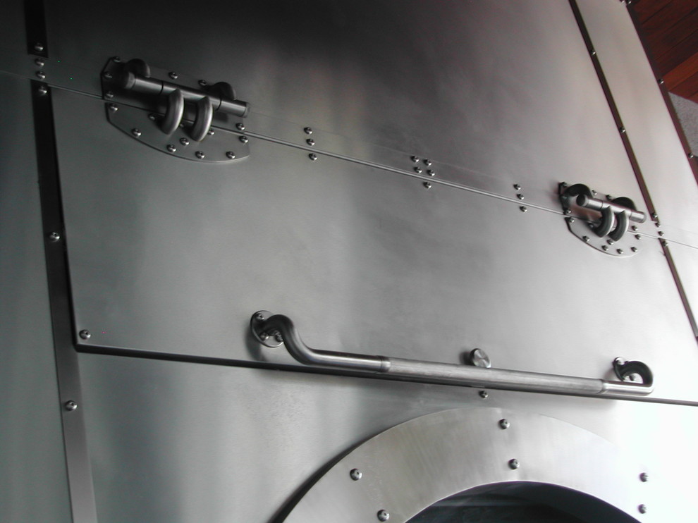 Нержавеющая сталь в интерьере бассейна загородного дома