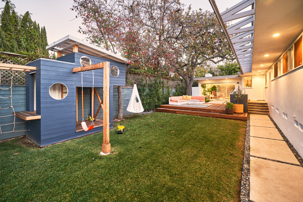 Aménagement d'une petite façade de Tiny House bleue rétro en bois et bardage à clin à un étage avec un toit en appentis et un toit en métal.