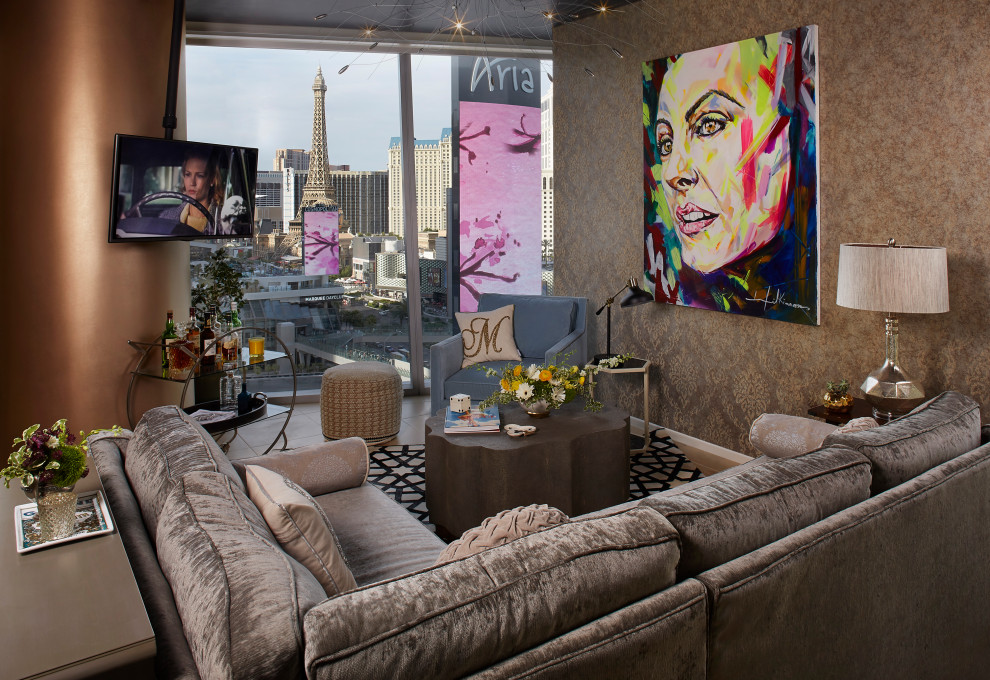 Diseño de salón abierto ecléctico de tamaño medio con paredes beige, televisor colgado en la pared y papel pintado
