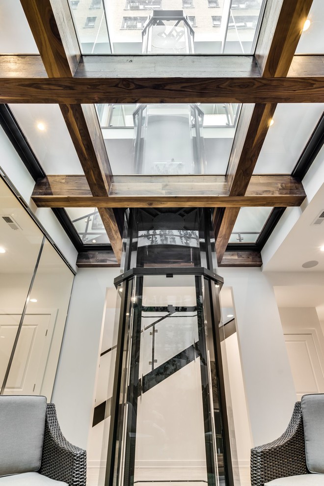 Transitional home design photo in Chicago